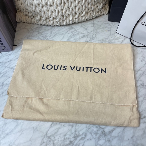 Louis Vuitton Capucines PM - Picture 15 of 15
